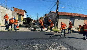 Severo Eulálio acompanha obra de pavimentação asfáltica em comunidade de Teresina