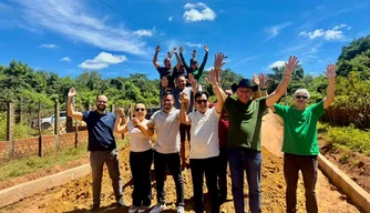 Prefeita Ivanária Sampaio visita obras de calçamento na comunidade Canto da Palmeira