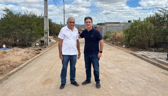 Deputado Severo Eulálio acompanha obras de pavimentação em Picos