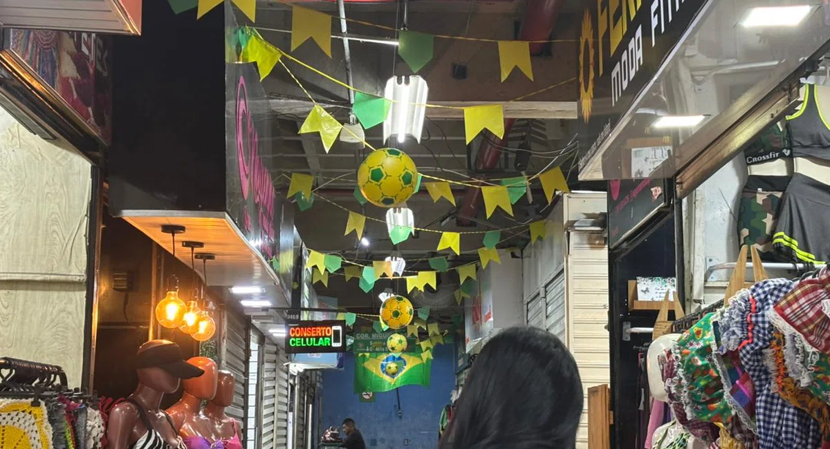 Busca por camisas da seleção brasileira movimentam as vendas do Shopping da Cidade de Teresina
