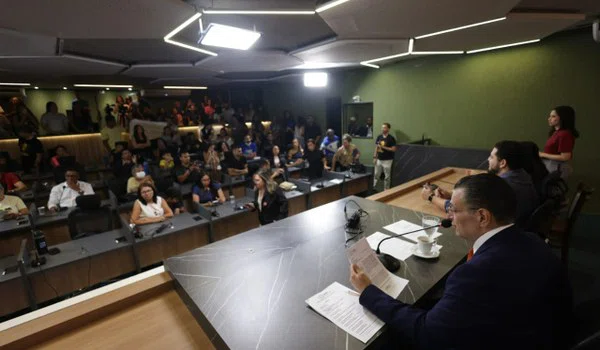 Audiência na Alepi debate inclusão de pessoas surdas na educação e em concursos públicos