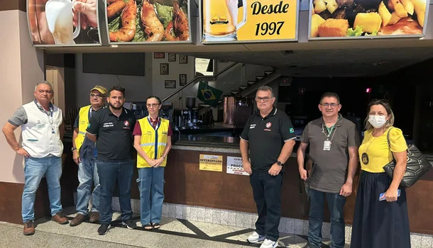 Fiscais do Procon durante vistoria na Beer Store em Teresina