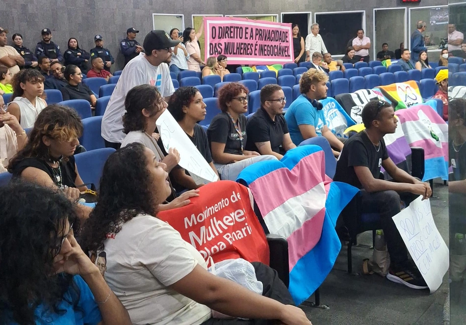 Câmara de Teresina aprova projeto que proíbe uso de banheiros femininos por mulheres trans