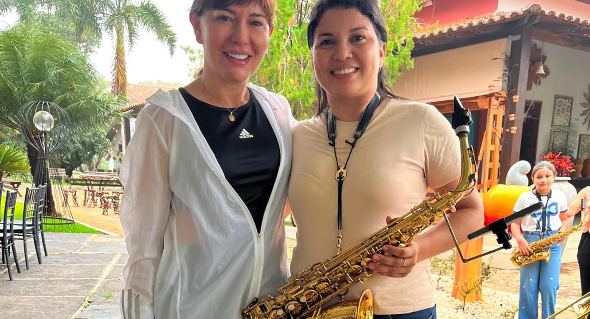Banda Municipal Mestre Chico presta homenagem à prefeita Ivanária Sampaio em alusão ao seu aniversário