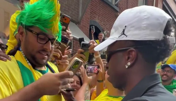 Seleção brasileira é recepcionada por multidão em véspera de jogo na Filadélfia
