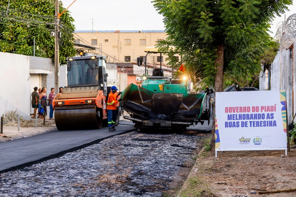 Rafael Fonteles visita obras de investimento em novo asfalto nas ruas do bairro Vermelha em Teresina