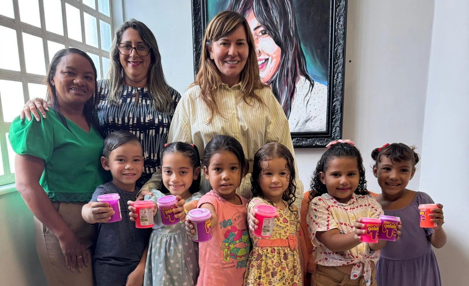 Prefeita de Esperantina cumpre promessa feita durante arraiá e entrega slime para crianças