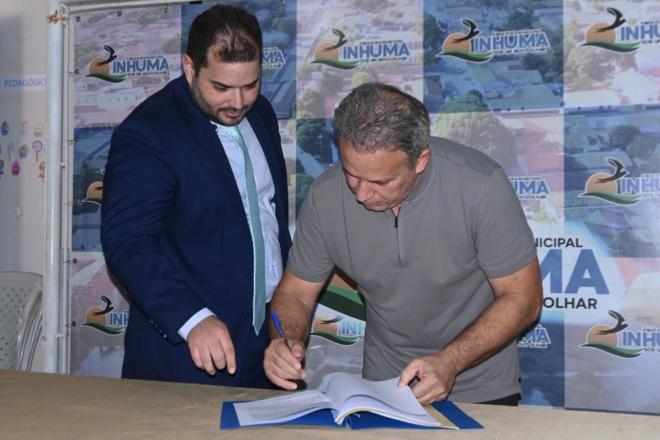 Prefeitura de Inhuma entrega 25 títulos de regularização fundiária para famílias