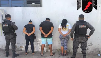 Polícia Militar prende três pessoas e aprende arma em posto de combustíveis de Teresina