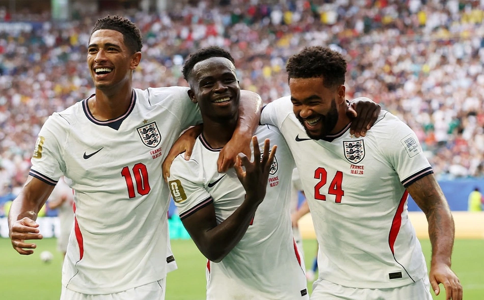 Saka foi o grande destaque da Inglaterra ao marcar três gols. Declan Rice, Konsa e Jude Bellingham também