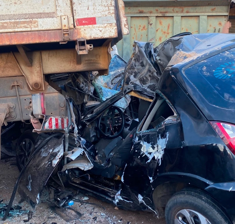Homem morre após colidir veículo contra caçamba em avenida na zona Sul de Teresina