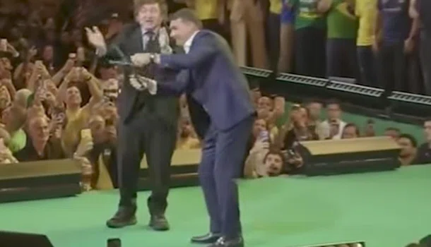 Milei dança com Flávio Bolsonaro em lançamento de candidatura à presidência em São Paulo