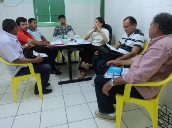 A prefeita de Luís Correia Adriane Prado se reuniu com os secretários de educação e cultura(Imagem:Reprodução)