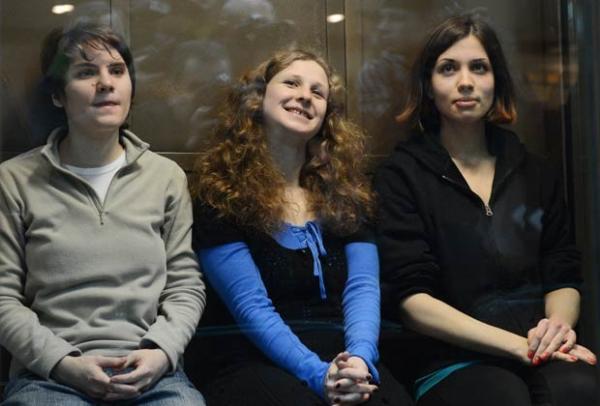 As roqueiras Maria Alyokhina, Yekaterina Samutsevich e Nadezhda Tolokonnikova nesta quarta-feira (10) no tribunal em Moscou (Imagem: AFP)
