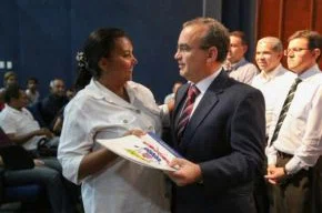 Entrega de títulos de posse.