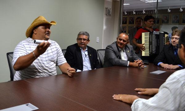 Integrantes da banda Forró Bandido prestaram o seu reconhecimento à importância da lei (Imagem:CMT)