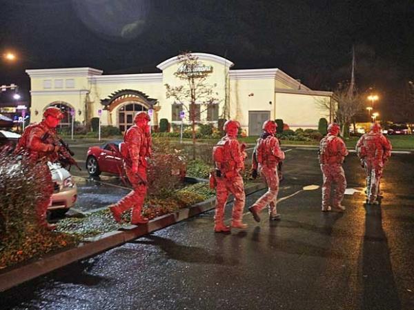 Policiais no estacionamento do shopping em Clackamas, em Portland, Oregon.(Imagem:Reprodução)
