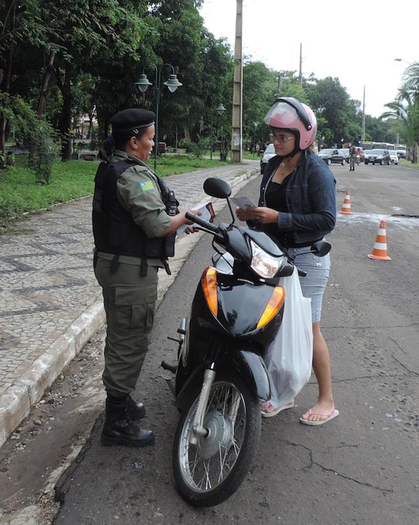 Policial orientando mulher sobre seus direitos(Imagem:Divulgação)