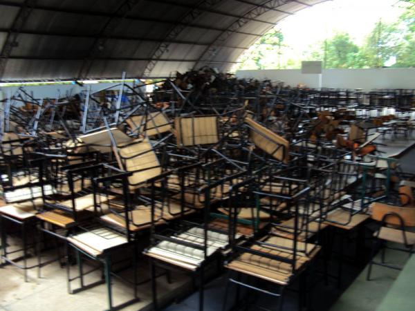 Quadra de esportes virou depósito de tralhas da Prefeitura(Imagem:Reprodução)