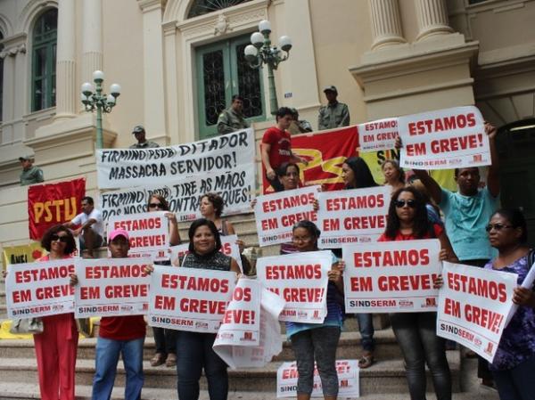 Servidores deflagram greve em frente ao prédio da Prefeitura de Teresina(Imagem:Reprodução)
