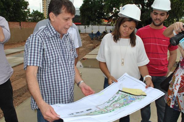 Superintendente João Pádua com mapa do Parque Cidadania(Imagem:Bárbara Rodrigues)