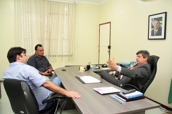 Vice-governador com ex-prefeito do município de Parnaguá, Cândido Junior (PTB) e André Nogueira (PP)(Imagem:Marcelo Cardoso)