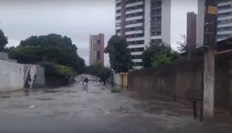 Chuva deixa Av. Lindolfo Monteiro quase intrafegável