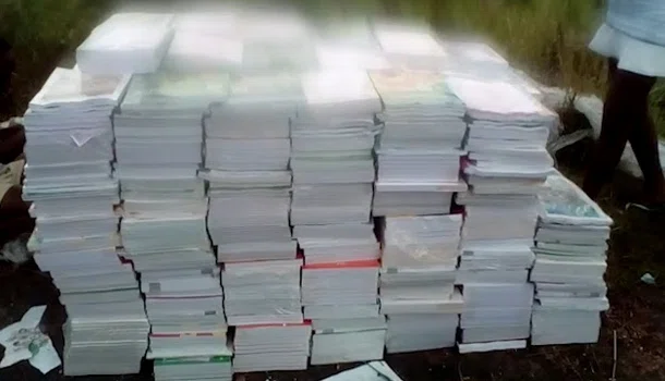 Populares se revoltam ao acharem livros no mato Populares se revoltam ao acharem livros no mato