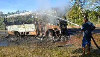Ônibus escolar pega fogo na cidade de Alto Longá