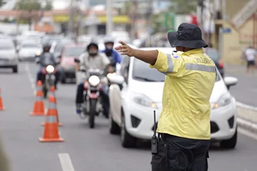 Motociclista foge de agente de trânsito Motociclista foge de agente de trânsito
