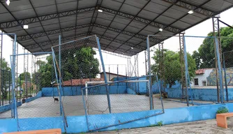 Prefeitura é acusada de abandonar quadra Prefeitura é acusada de abandonar quadra