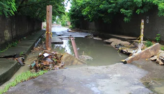 Cratera causa transtornos há anos na zona Leste