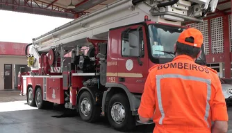 Bombeiros combatem às queimadas no Piauí Bombeiros combatem às queimadas no Piauí